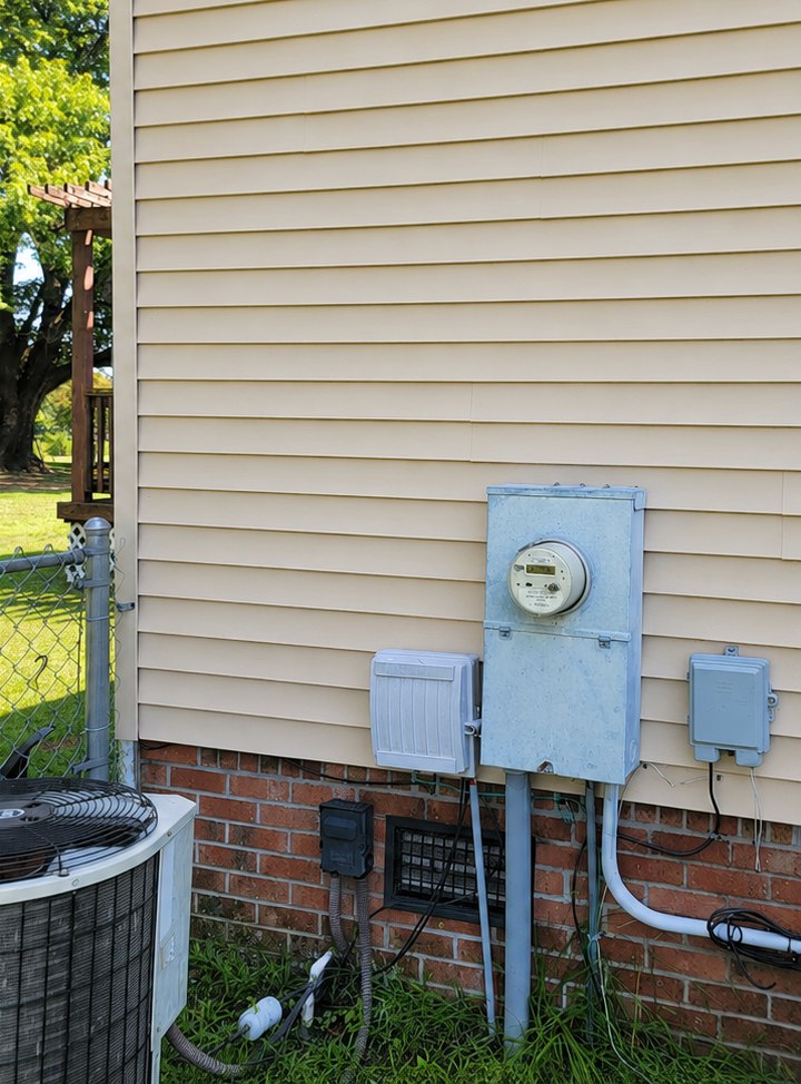 Clean cream siding with mildew and dirt washed away